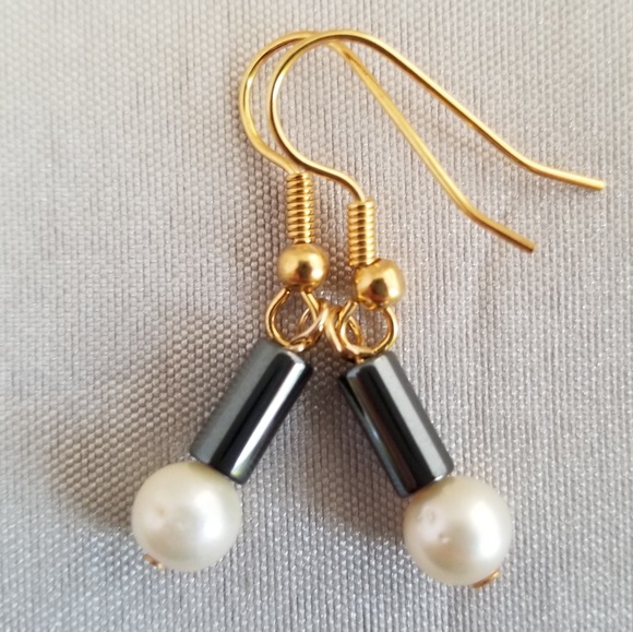 Sea Pearl & Hematite Earrings - Picture 3 of 4